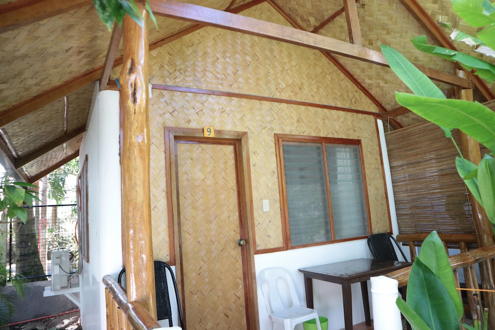 Golden Monkey Cottages 33/75