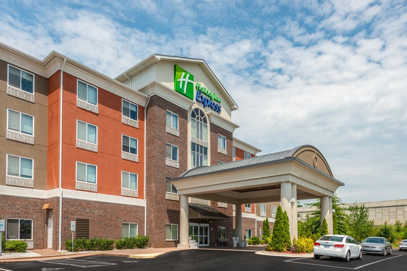 Holiday Inn Express Hotel And Suites Statesville 57/59
