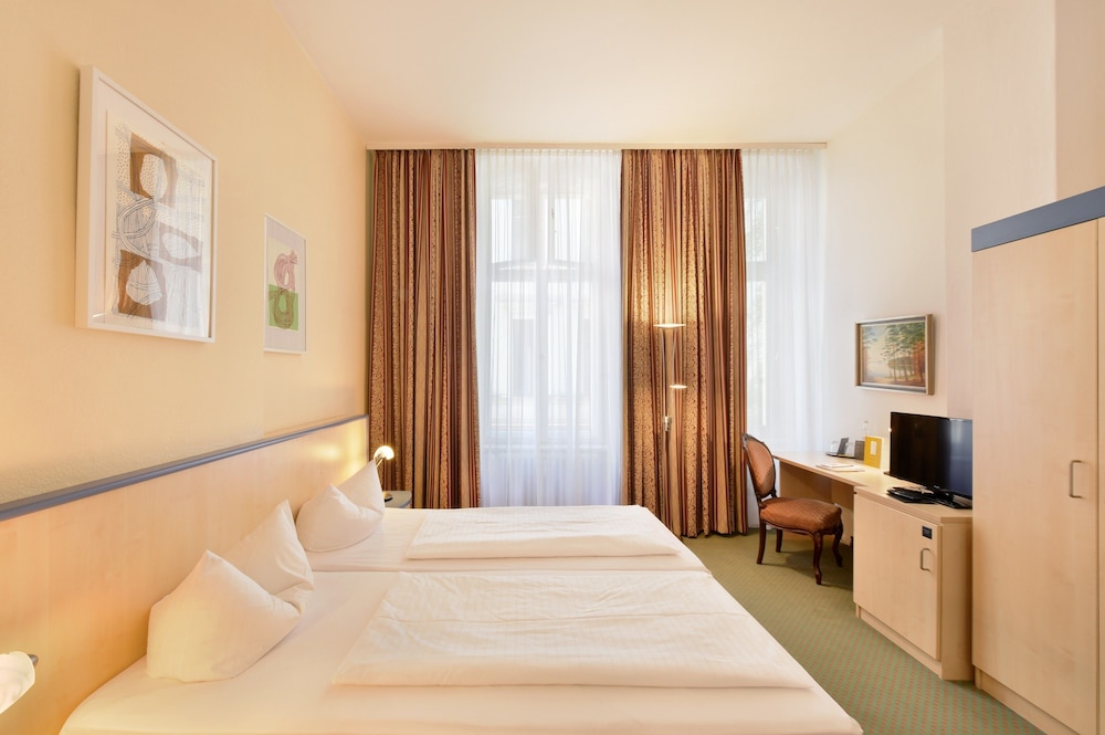ROOM, DOUBLE BED