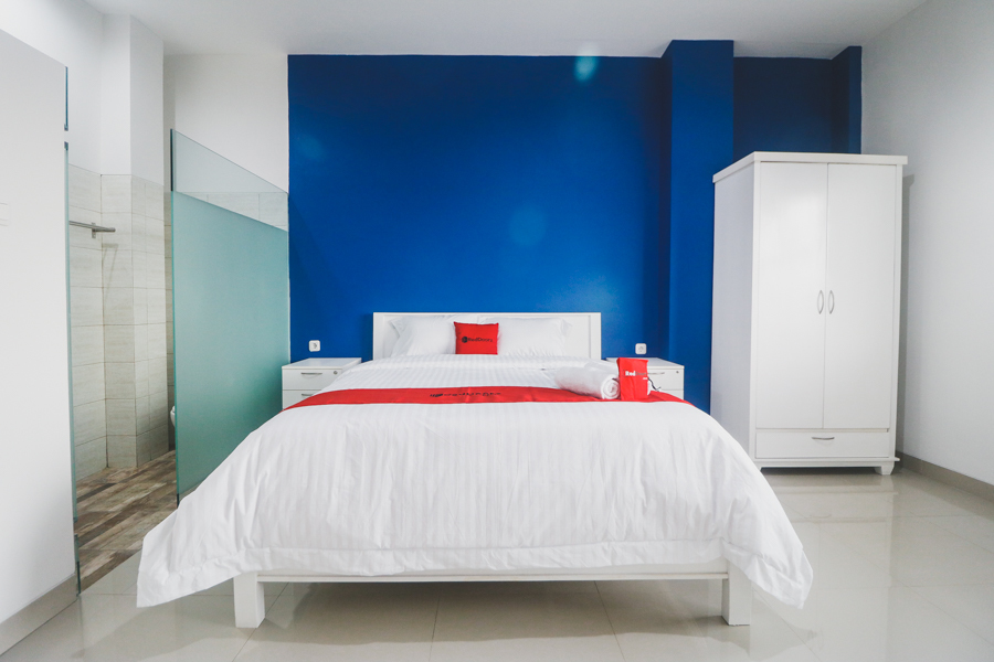 RedDoorz Plus near Living Plaza Jababeka 19/35