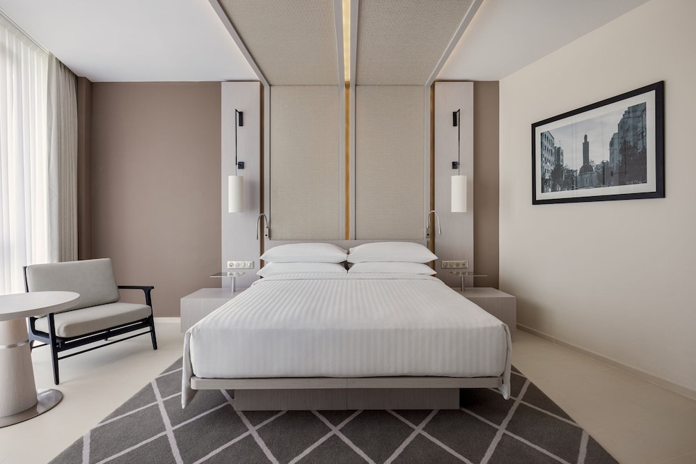 Deluxe, King Bed, Pool View
