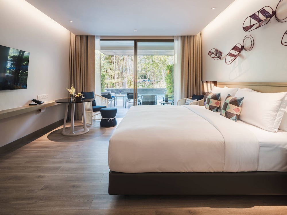 Deluxe, King Bed, Pool Access