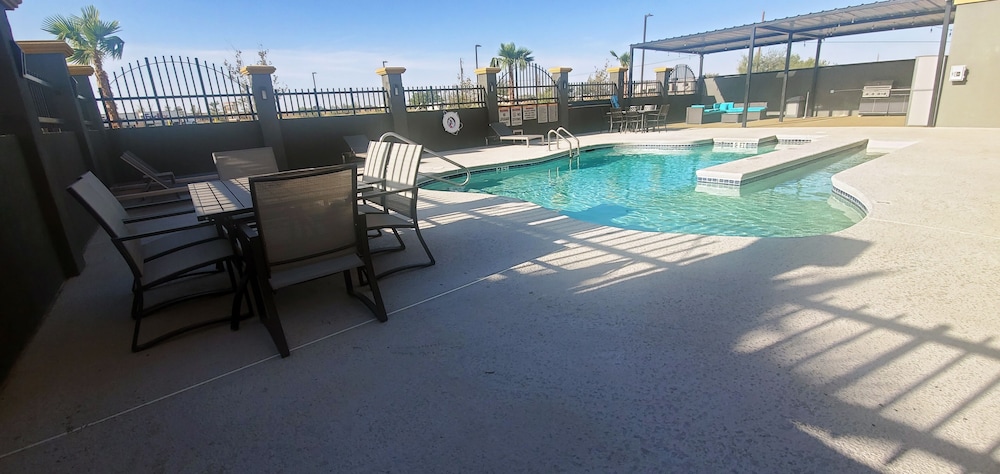 La Quinta Inn Suites By Wyndham Fort Stockton Northeast 58/62