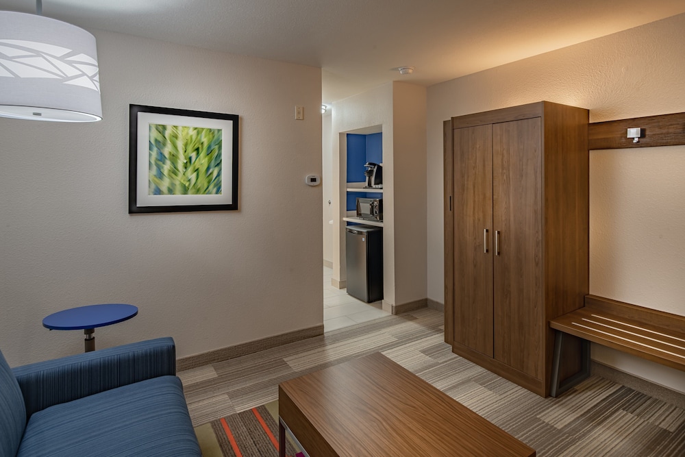 Holiday Inn Express Suites N Waco Area West 30/51