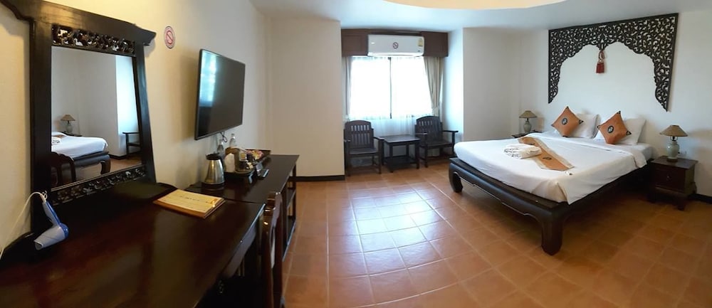 Wangburapa Grand Hotel 36/47