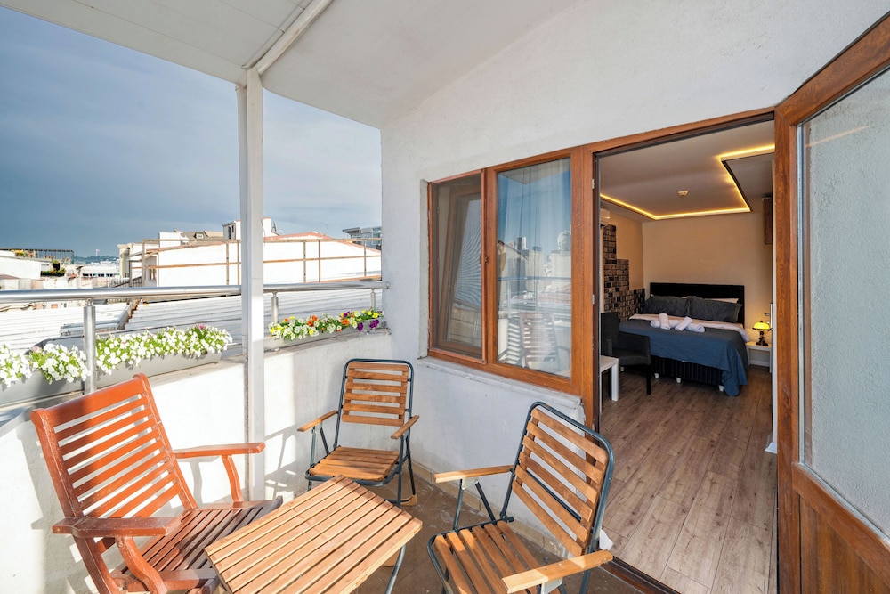 Aiza Suites 49/53