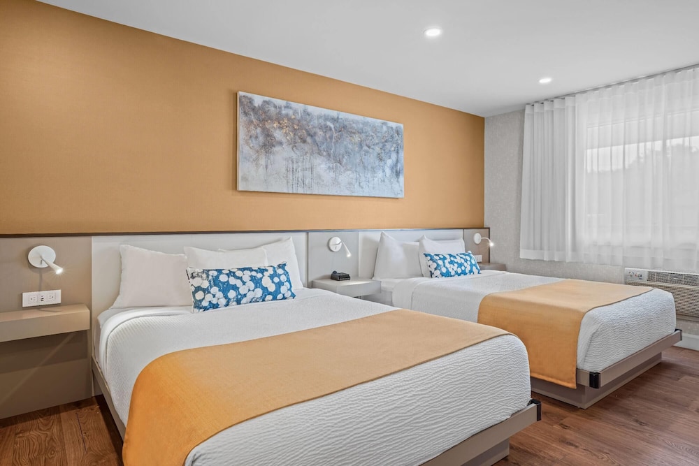 Room, 2 Queen Beds, Days Inn by Wyndham Riviere-Du-Loup 6/9