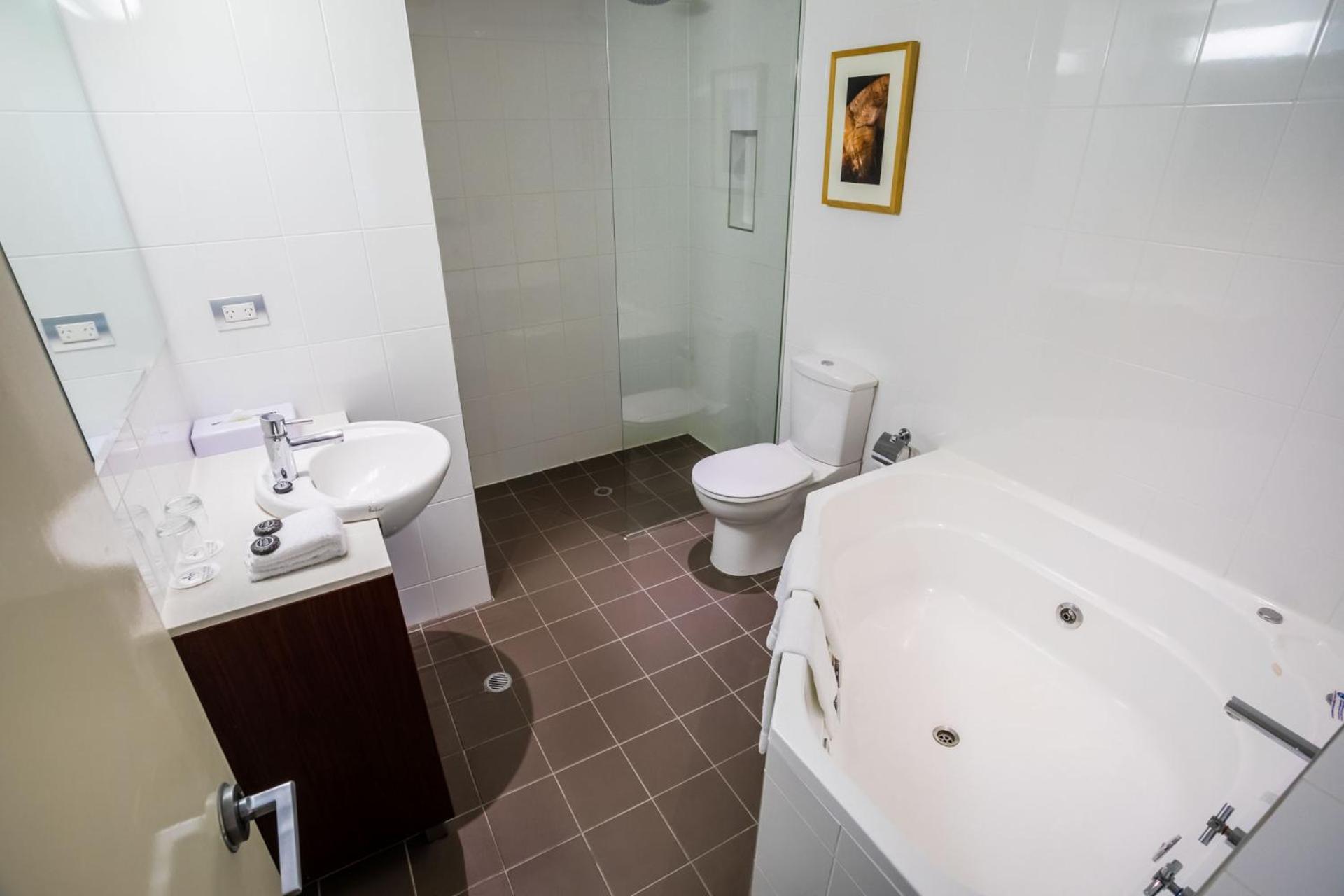 Spa, Suite, River View, Sofa, Amora Herencia Riverwalk Melbourne 5/5