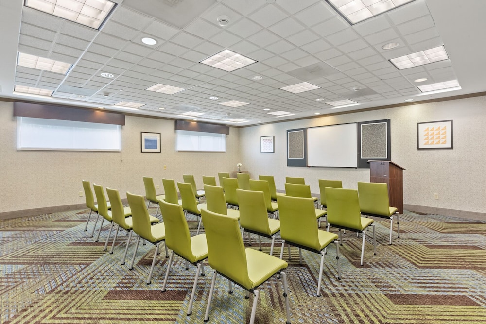 Holiday Inn Express Hotel & Suites Bethlehem 64/72