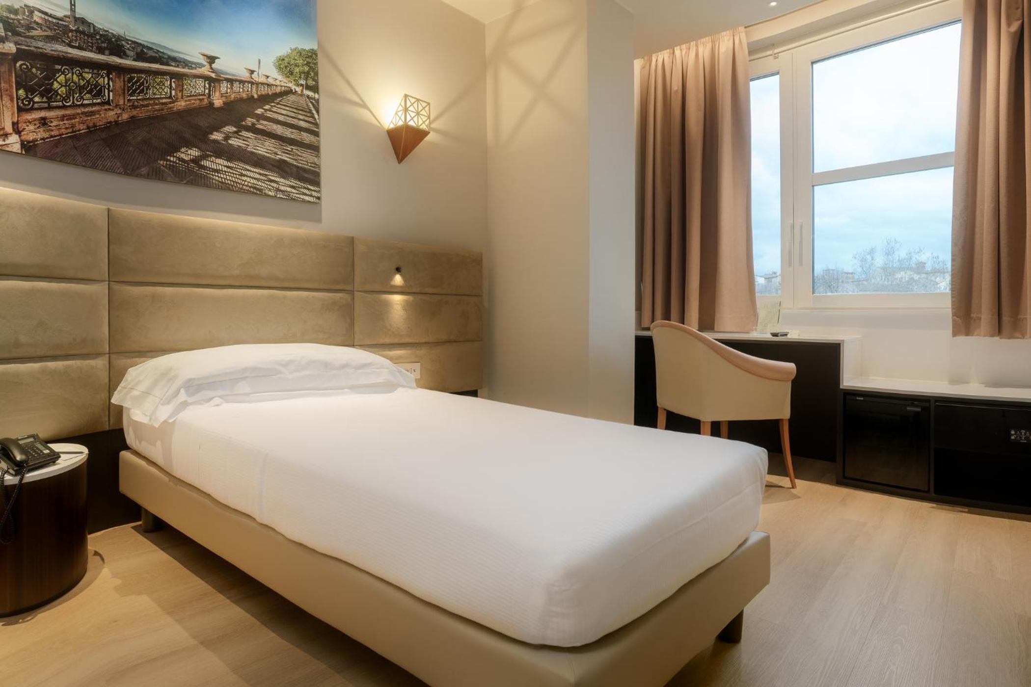 ROOM, SINGLE