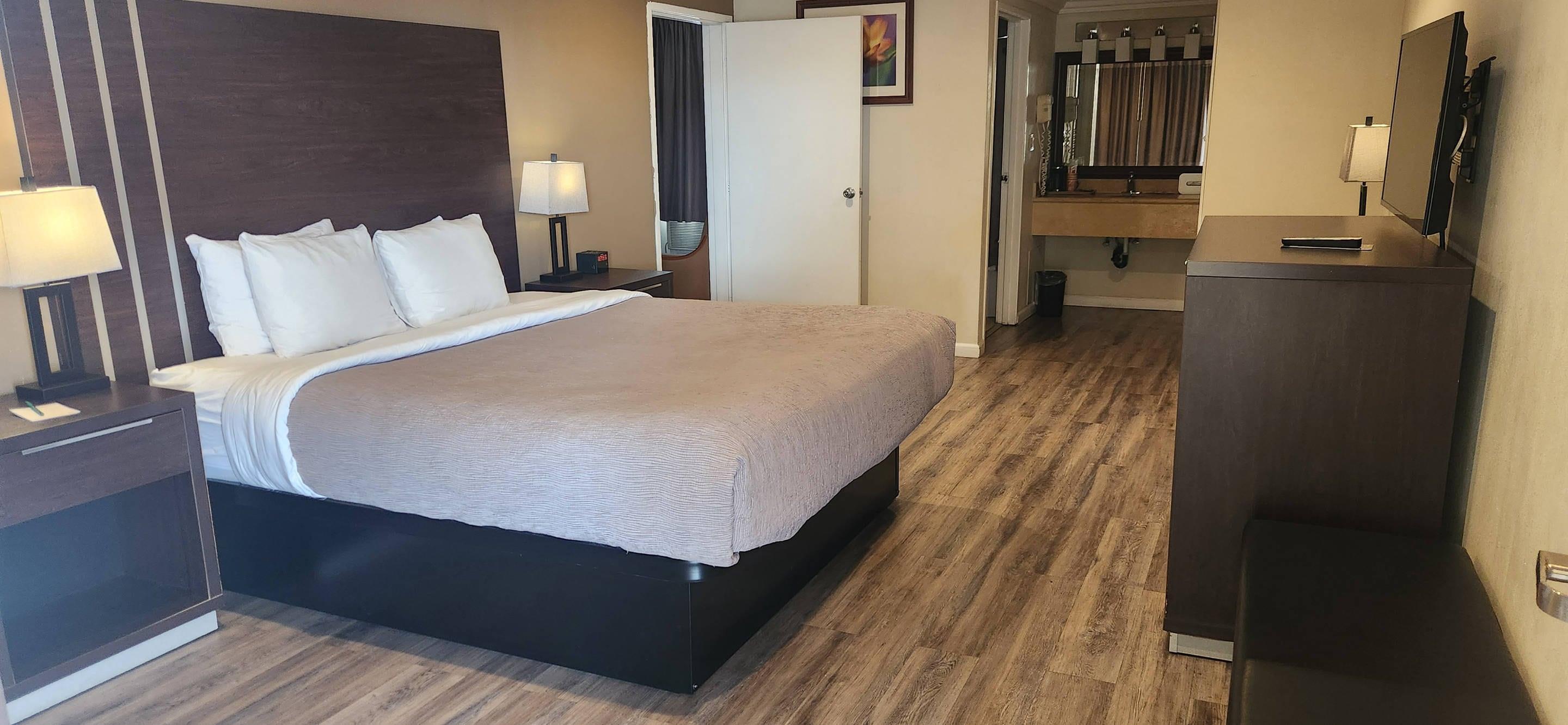 ROOM, QUEEN BED
