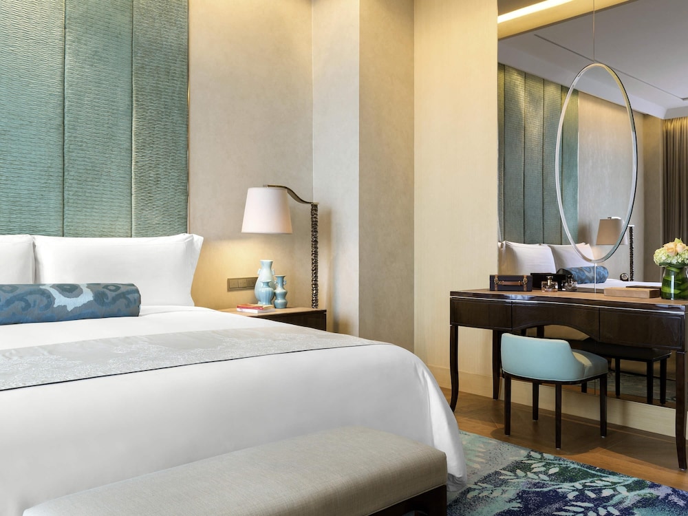 Gallery, Suite, King Bed, Smoking