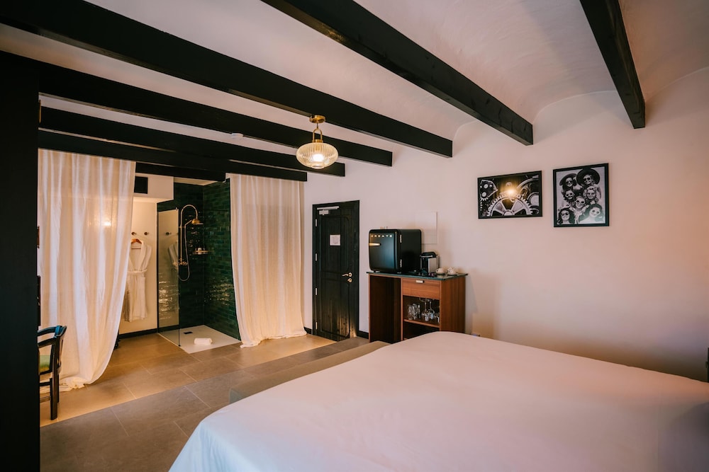 SUPERIOR, DOUBLE BED