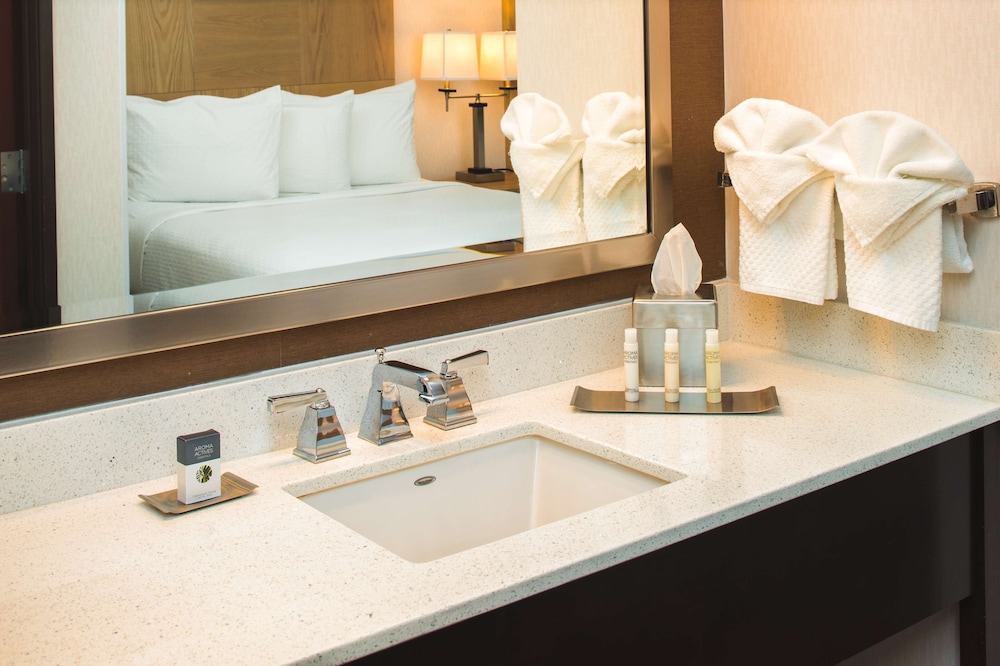 غرفة بسريرين كوين مع أريكة لذوي الإعاقة، DoubleTree by Hilton Olympia Downtown Capitol District 10/10