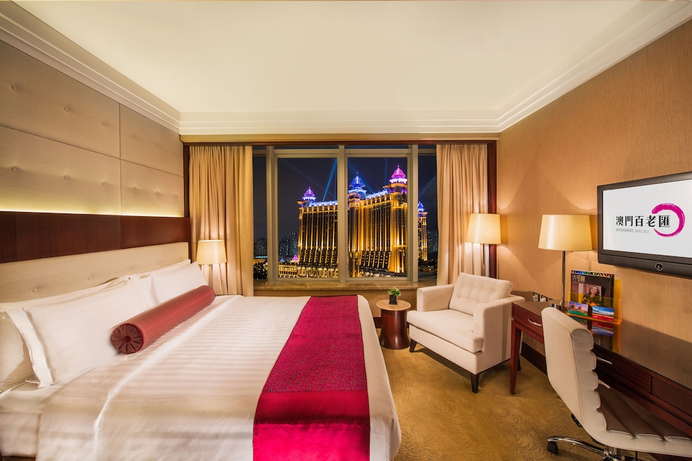 BROADWAY, KING BED, CITY VIEW