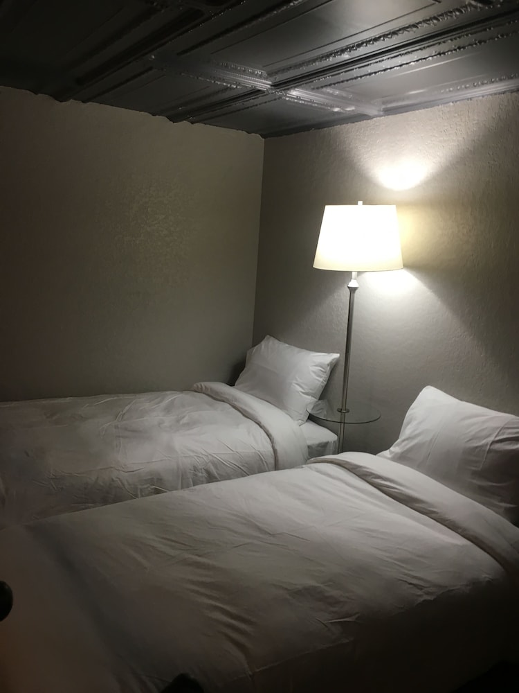 The Hotel Sturgis 29/50