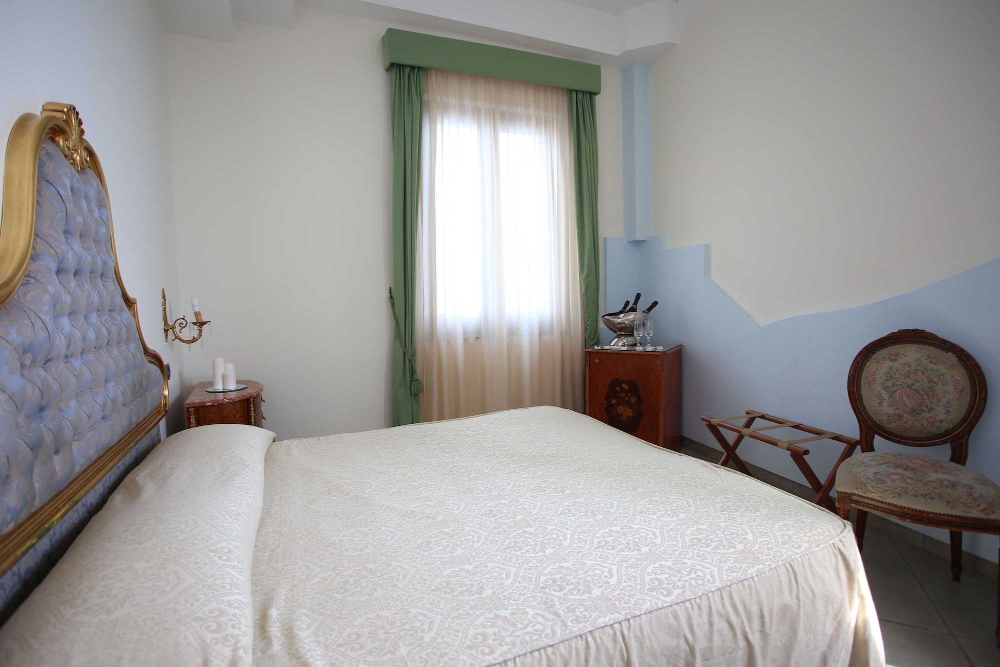 ROOM, DOUBLE BED
