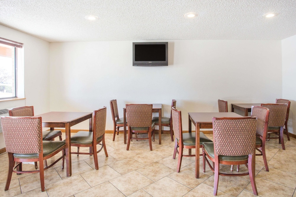Super 8 By Wyndham Kingman 20/22