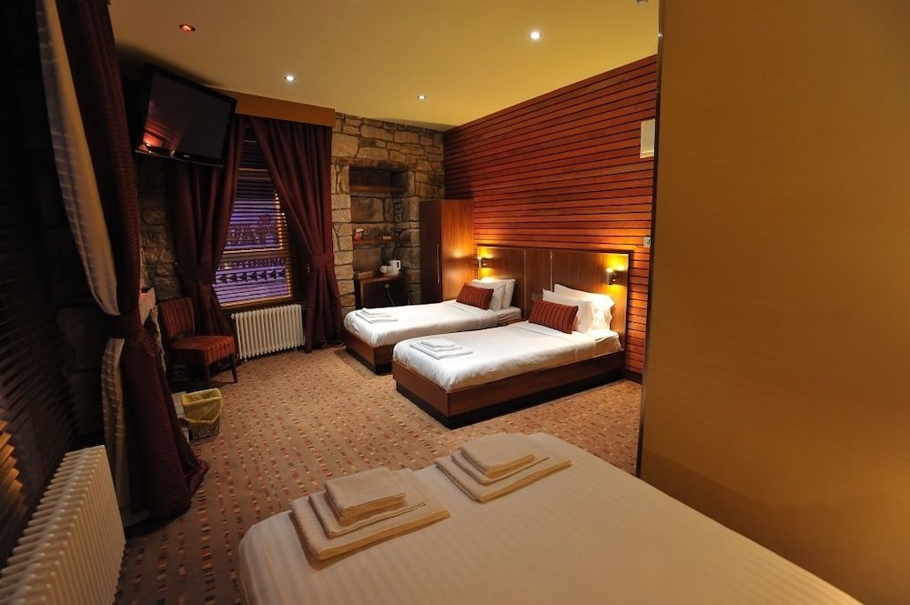 The Commercial Hotel 37/45