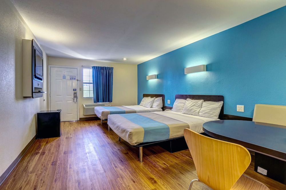 Motel6 Dickson, TN 34/59