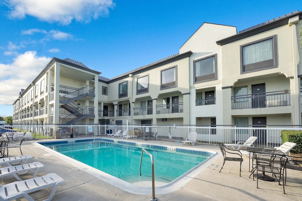 Super 8 by Wyndham Orlando Near Florida Mall 3/54