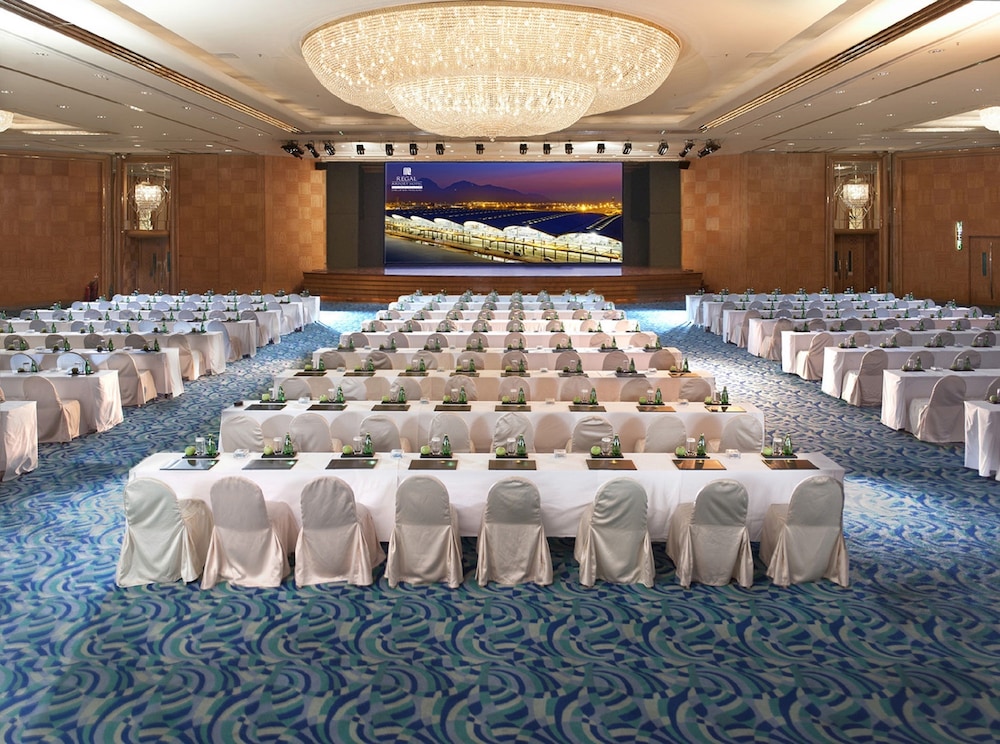 Regal Airport Hotel 56/67