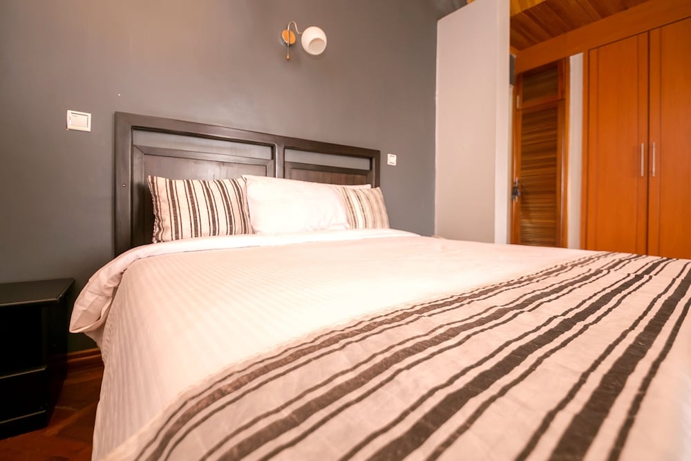 Meltonia Luxury Suites 11/50