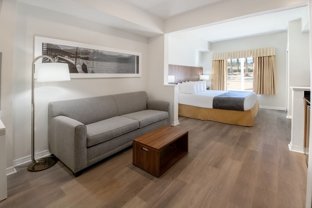 The Point Hotel & Suites 55/75