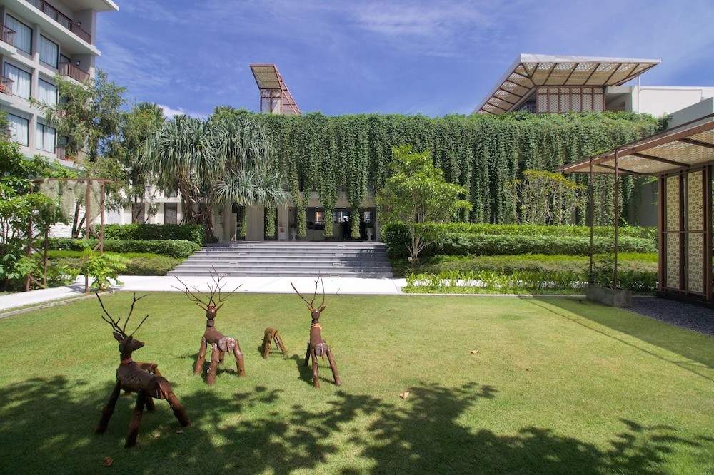 Proud Phuket Hotel 56/60