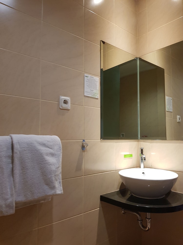 PrimeBiz Hotel Karawang 26/27