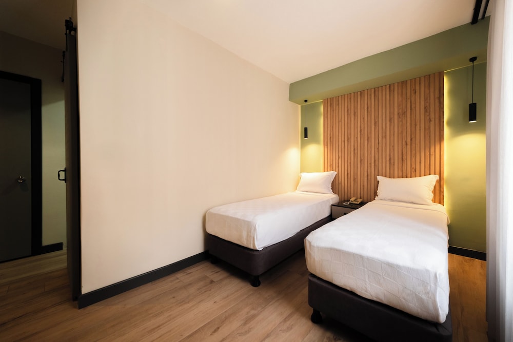 Leons Hotel 16/50