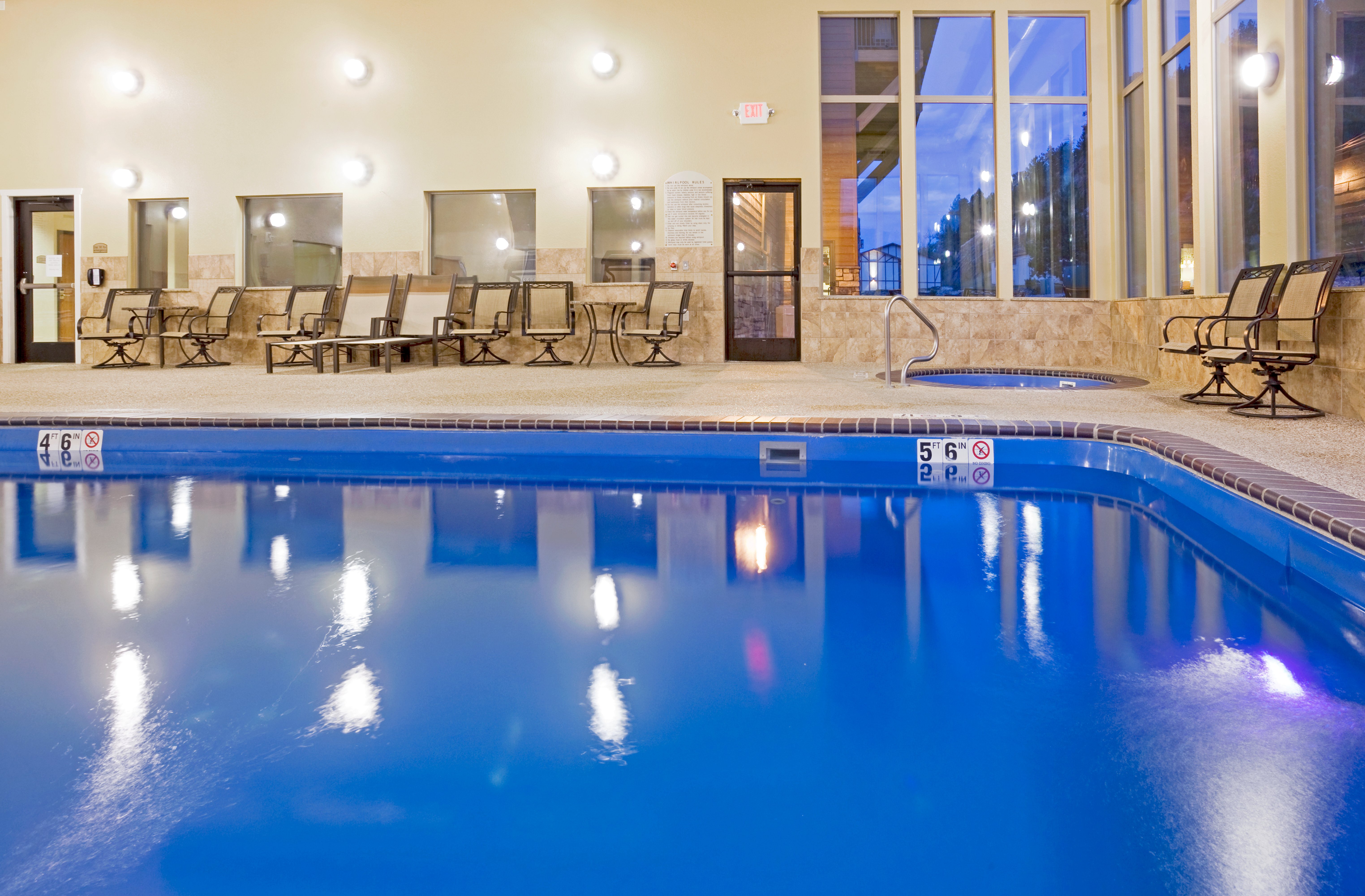 Holiday Inn Express and Suites Custer 58/59