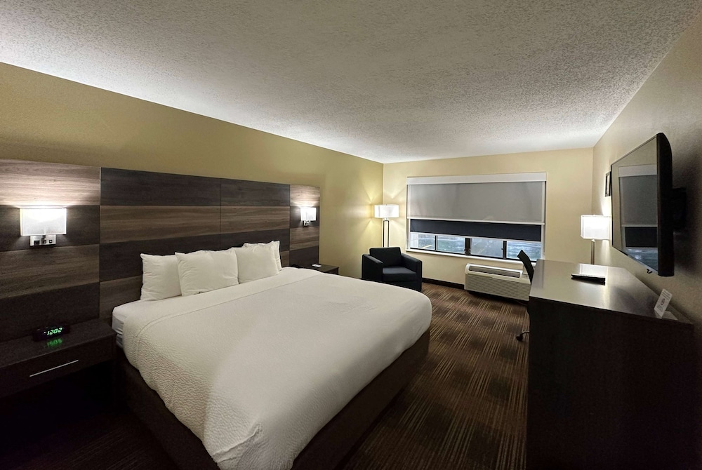 AmericInn by Wyndham Fort Atkinson 8/37