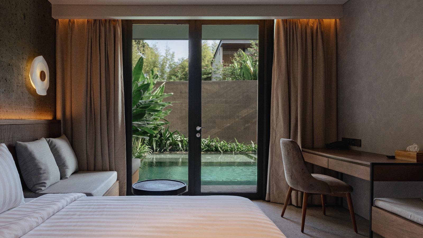 Deluxe, Pool Access