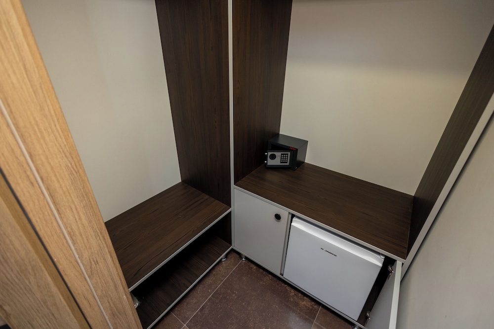 IRIS HOTEL 50/50
