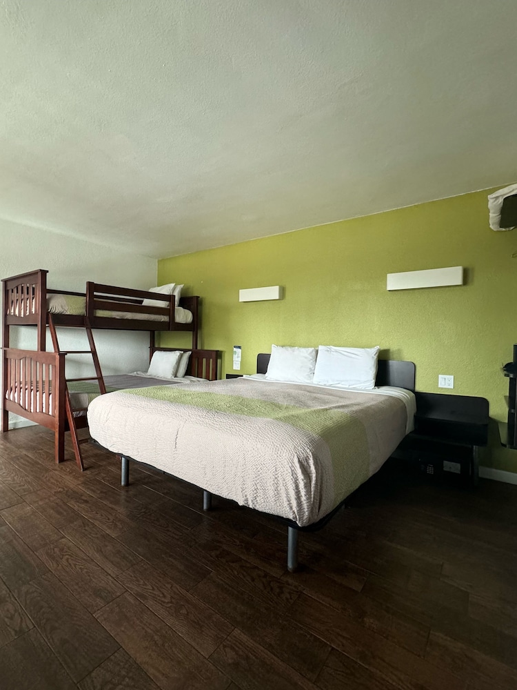 غرفة سيغنتشر بسرير كينج، Motel 6 Monterey Downtown 9/10