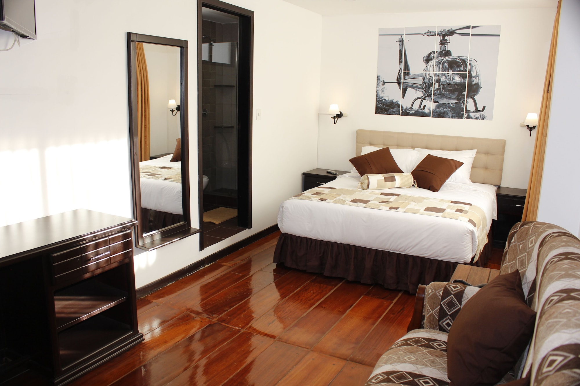 ROOM, QUEEN BED