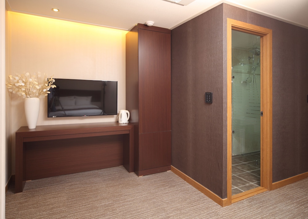 Namsan Hill Hotel 11/62