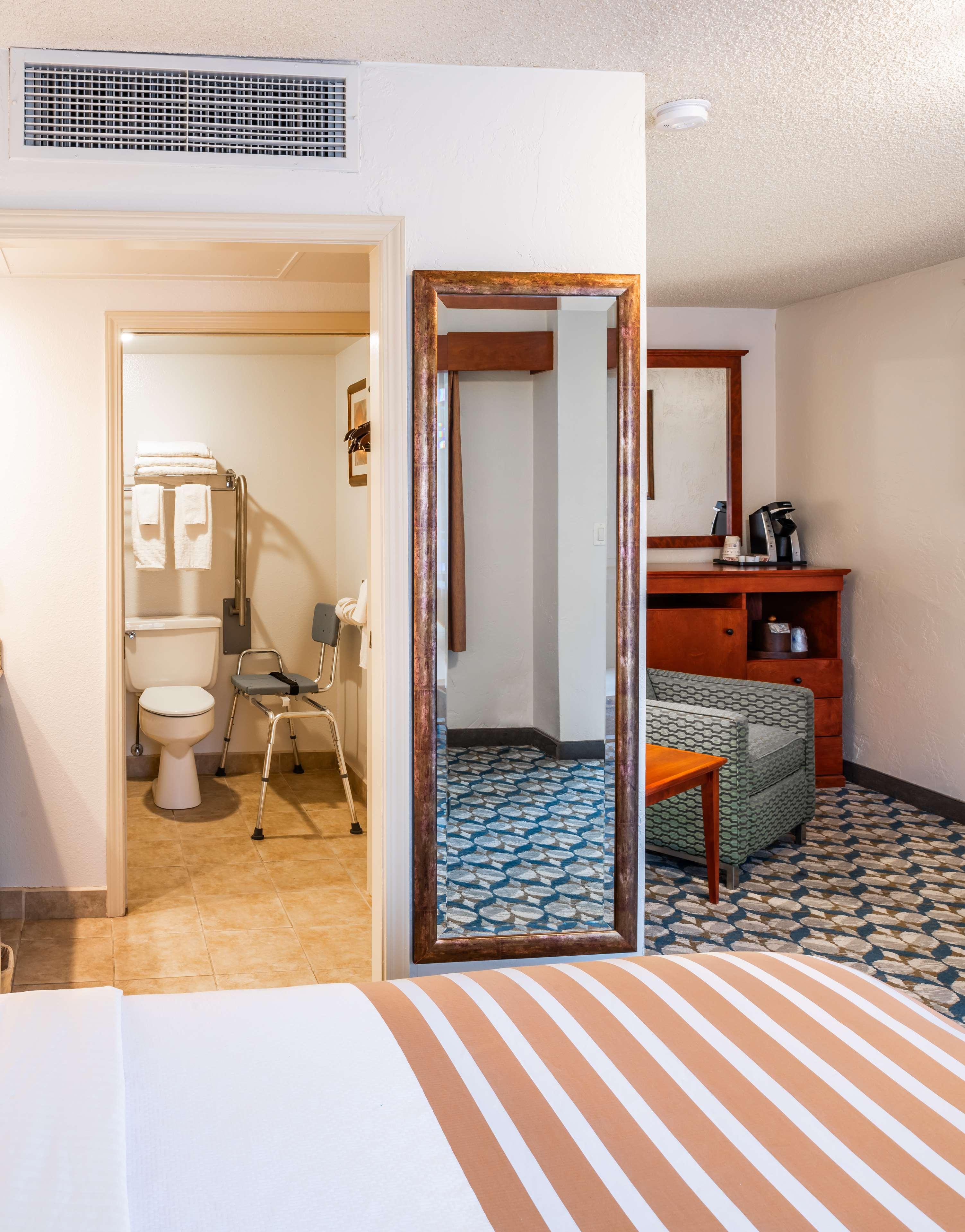 غرفة، Best Western Vista Inn At The Airport 2/3