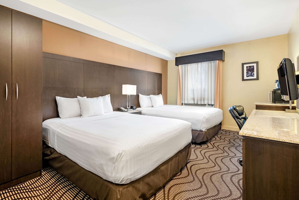 La Quinta Inn & Suites by Wyndham Oshawa 23/48