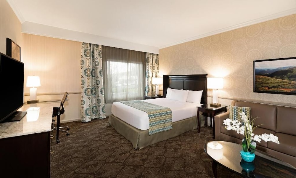 Ayres Inn Corona East 16/46
