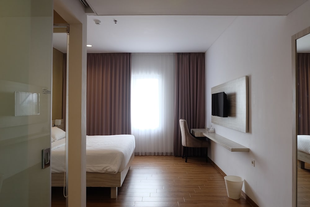 Front One Akshaya Hotel Karawang 27/61