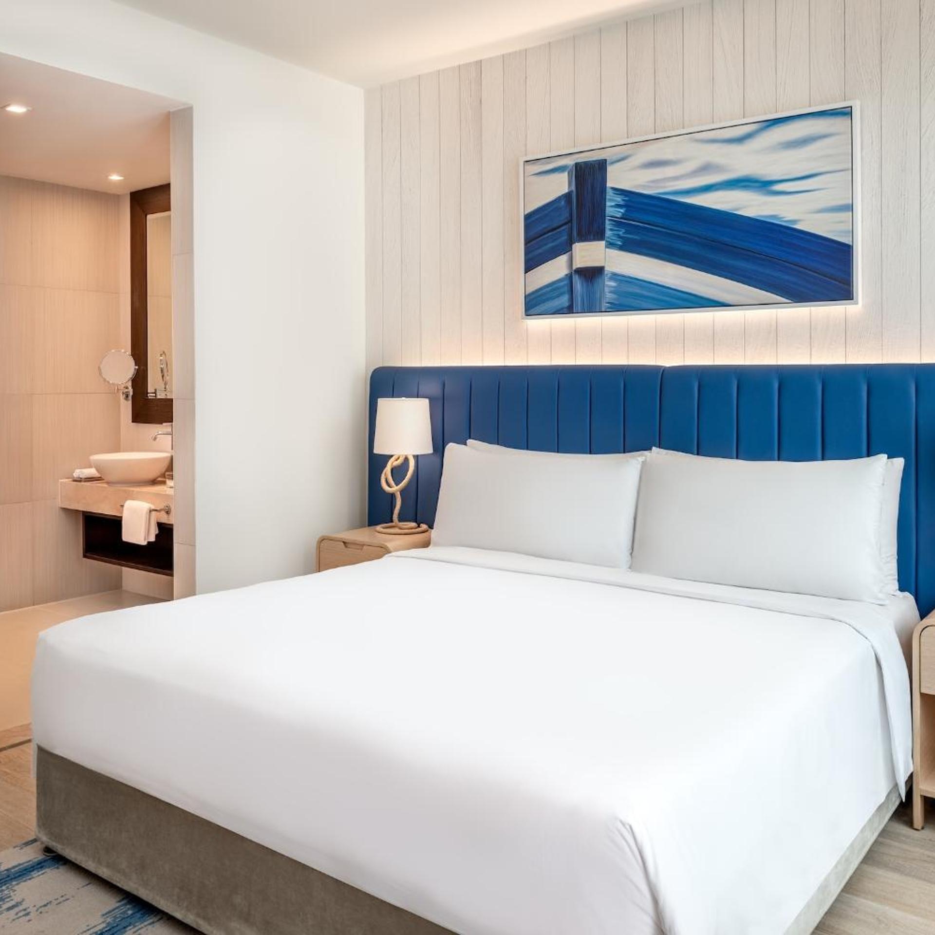 1 Bedroom, Suite, King Bed, Plaza View, Living Area