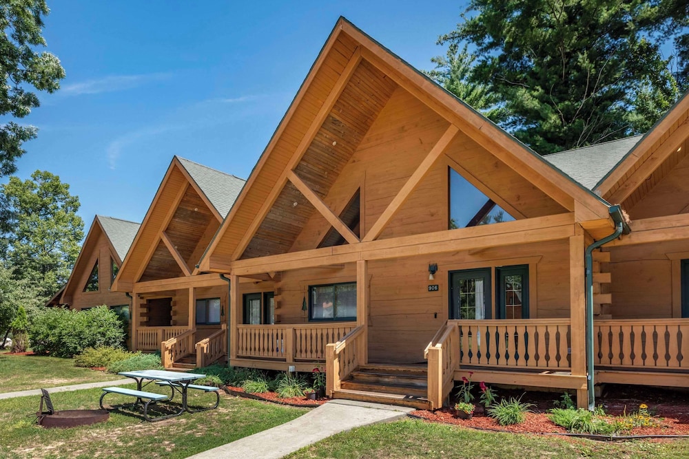 Three Bears Waterpark Resort Near Tomah, an Ascend Collection Hotel 3/50