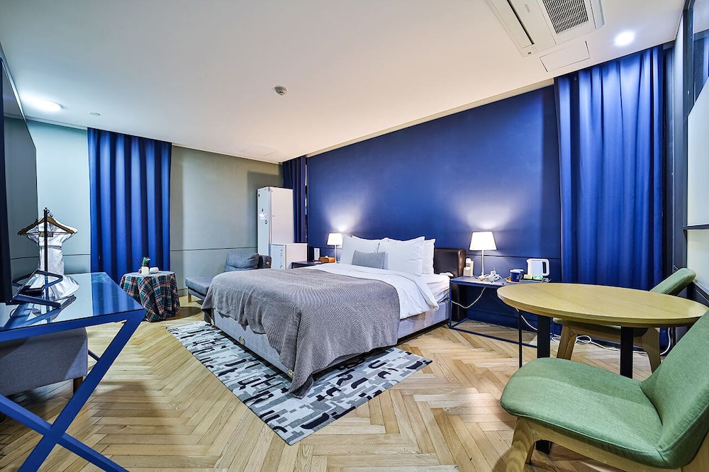 DELUXE, DOUBLE BED, SMOKING