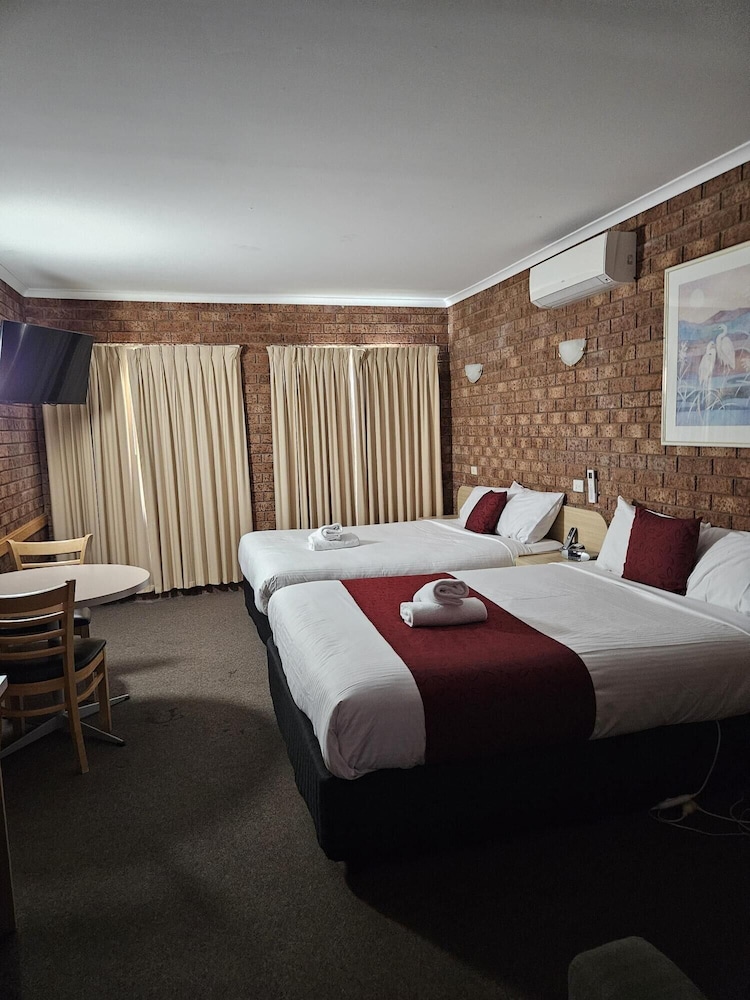 Courtyard Motor Inn 18/36