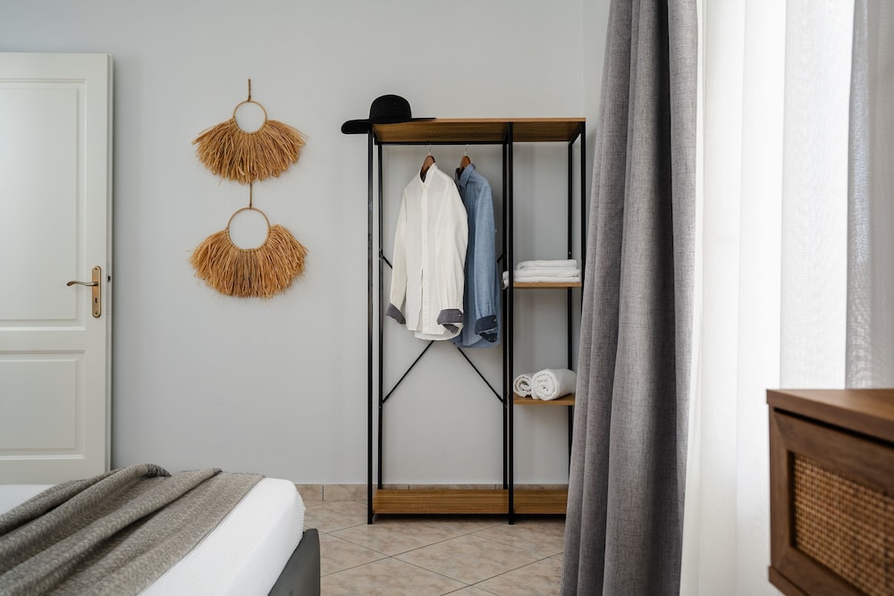 Erato Inn 27/50