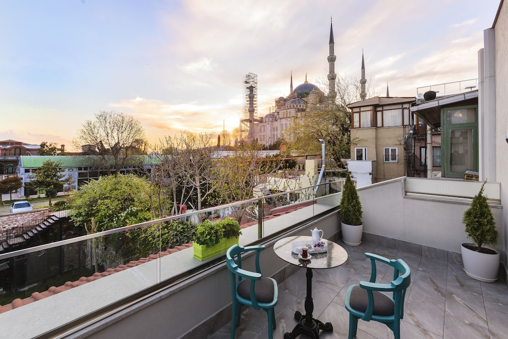 Obelisk Hotel & Suites 39/63
