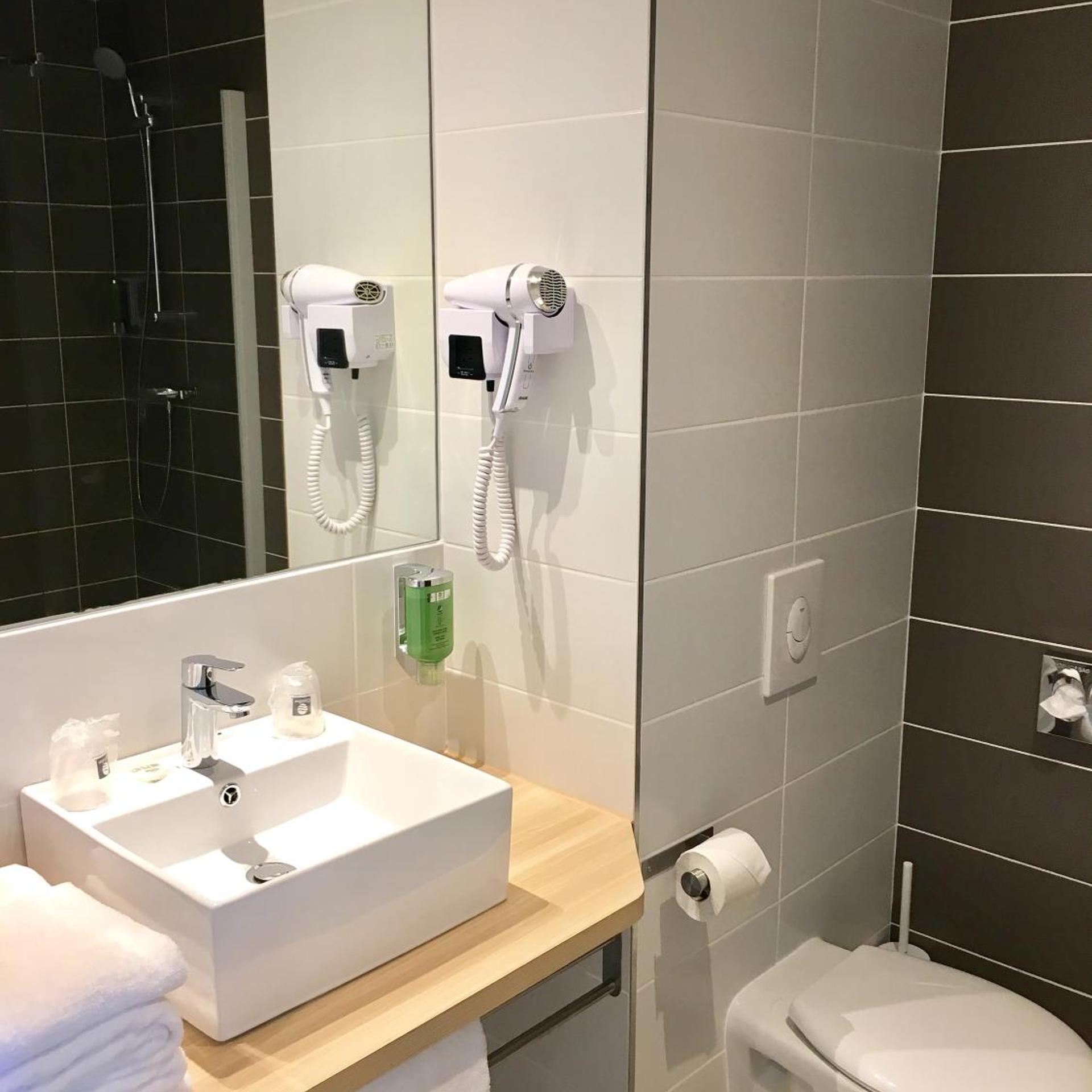 Room, Double Bed, Brit Hotel Confort Martigues 6/7