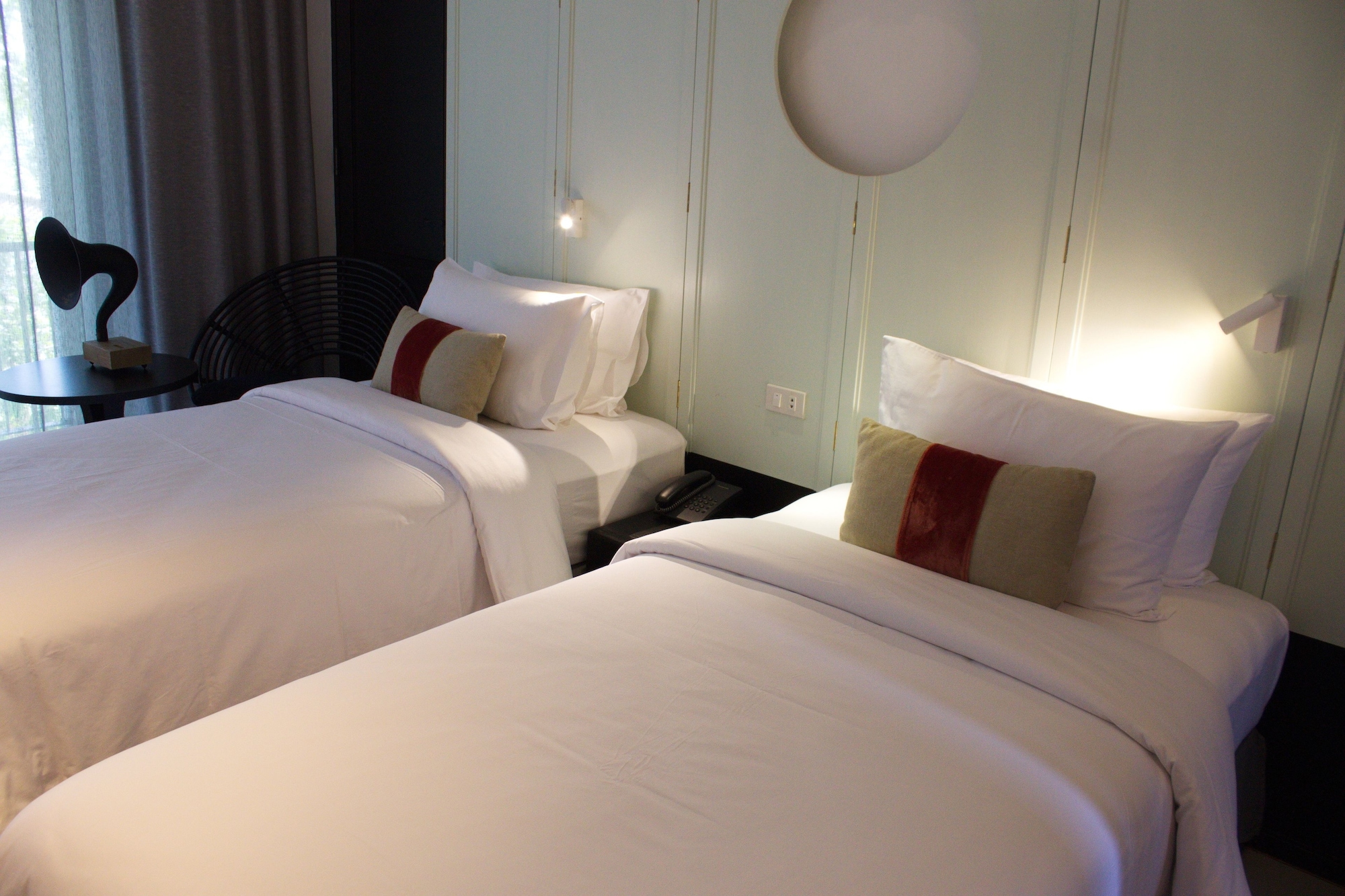 Serene، HOTEL DES ARTISTS PING SILHOUETTE 3/9